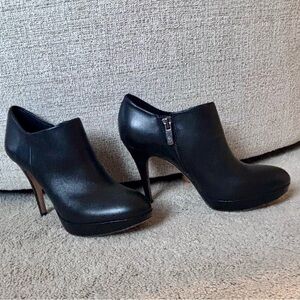 Vince Camuto Women’s black Elvin Leather Bootie size 7